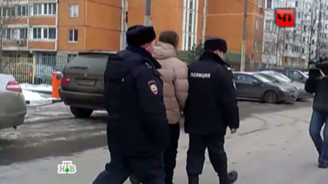 Неадекватного мужчину арестовали за нападение на москвичек в подъезде