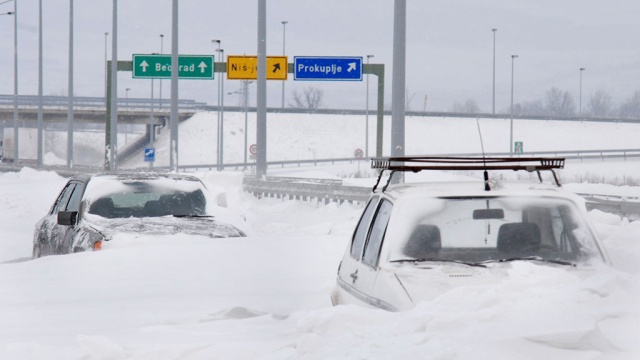 Тысячу замерзших сербов эвакуировали с заваленной снегом трассы