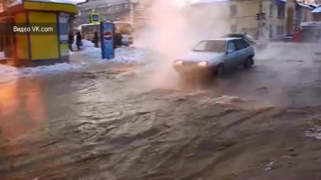 Из-за аварии самарская улица превратилась в бурлящую реку