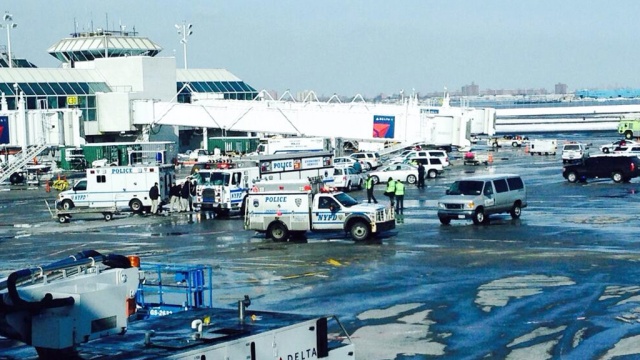 Аэропорт Нью-Йорка возобновил работу после ЧП с дымящимся чемоданом
