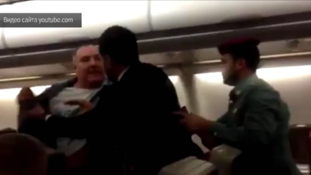 Пьяный россиянин устроил дебош на борту самолета, летевшего в Абу-Даби