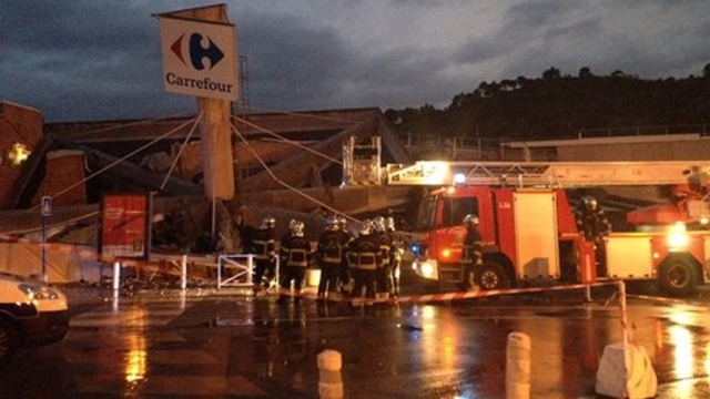 Крыша рухнула на головы посетилелей супермаркета в Ницце