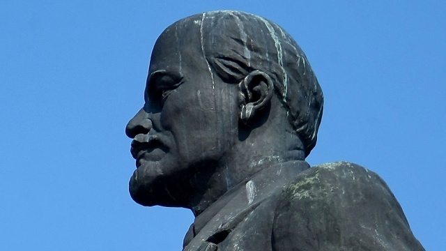 Вандалы разрисовали памятник Ленину в Одессе