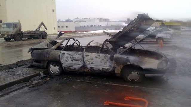 В Ростове-на-Дону на парковке взорвалась Audi