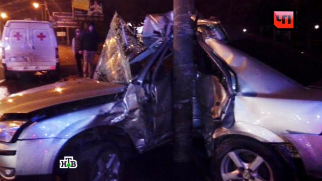 В Москве водитель Ford врезался в столб и скончался на месте ДТП