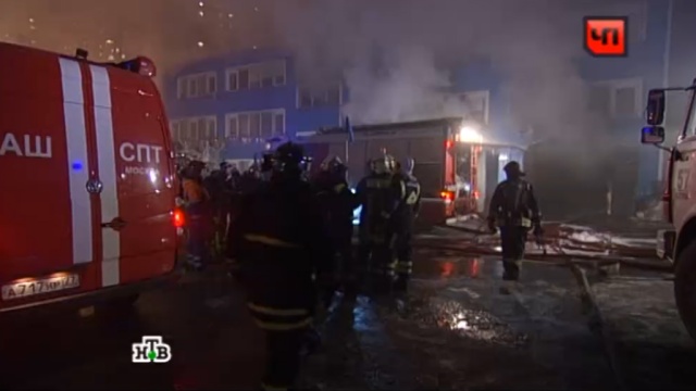 Пожарные потушили полыхающее здание на юго-западе Москвы