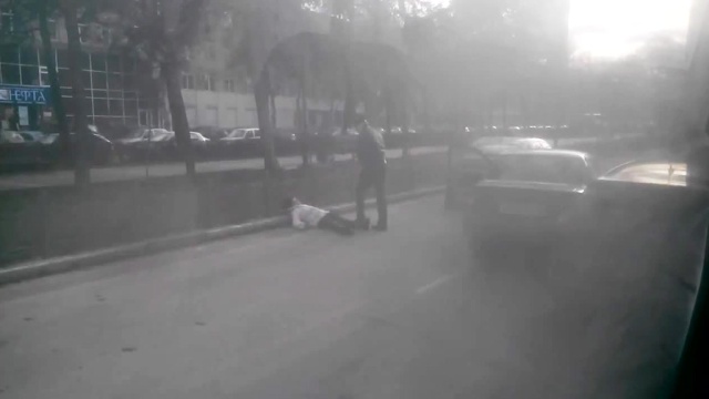 В Воронеже после ДТП разъяренный водитель избил женщину