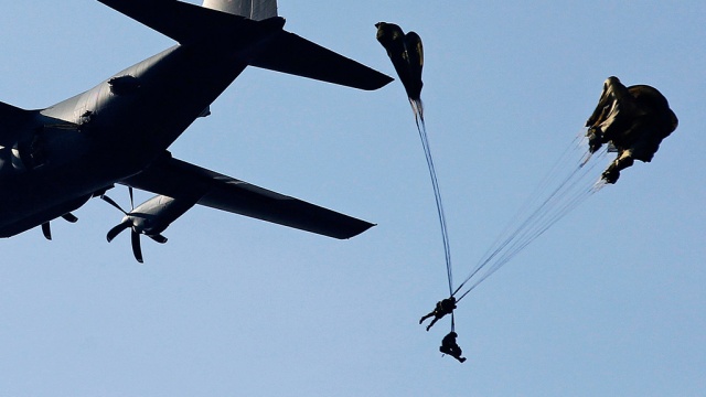 На военных учениях в США погиб один парашютист и пострадали семеро