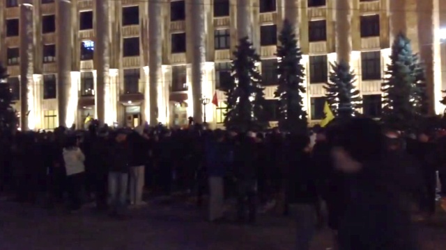 Тысячи горожан собрались в центре Харькова