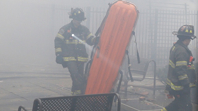 Люди прыгали из окон, спасаясь от огня во взорвавшемся доме в Нью-Йорке