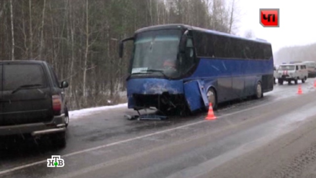 На ставропольской трассе автобус с пассажирами врезался в КамАЗ