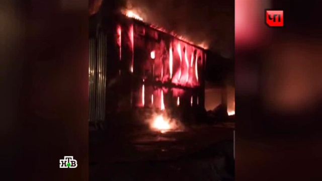 Сильный пожар на севере Москвы потушен