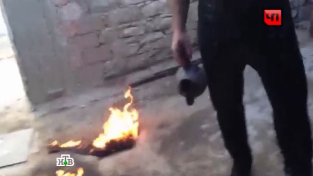 В Дагестане мужчина во время визита приставов поджег себя: видео