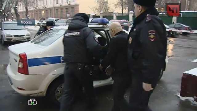 В центре Москвы полицейский открыл огонь по вооруженным разбойникам