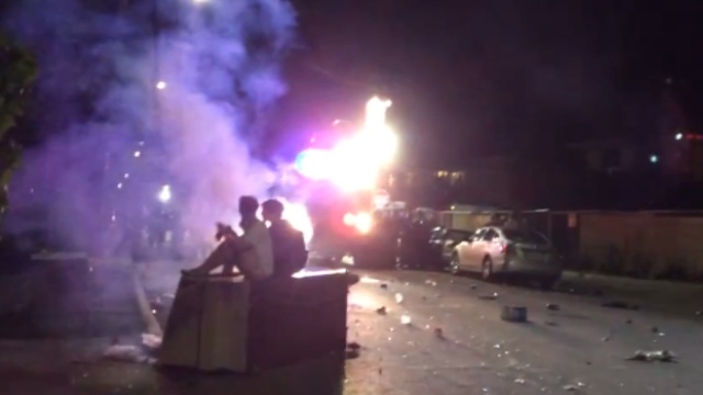 Студенческая вечеринка в Калифорнии закончилась массовыми беспорядками: видео