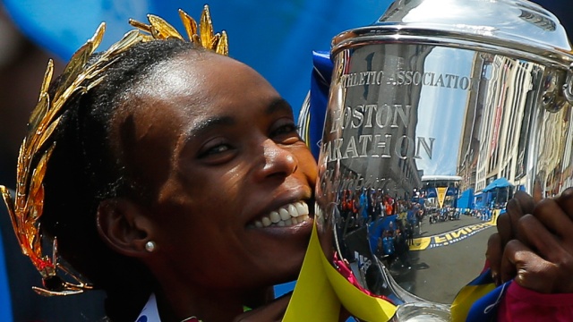 Американец Кефлезиги и кенийка Джепту выиграли Бостонский марафон