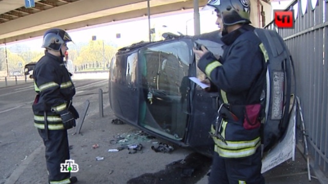 В Москве иномарка перевернулась и едва не взорвалась после ДТП