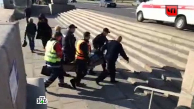 Матросы спасли спрыгнувшего с моста в Москве самоубийцу