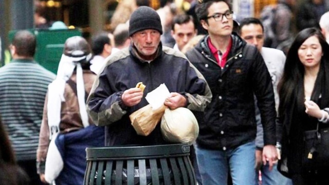 Туристка в Нью-Йорке приняла Ричарда Гира за бомжа и накормила пиццей