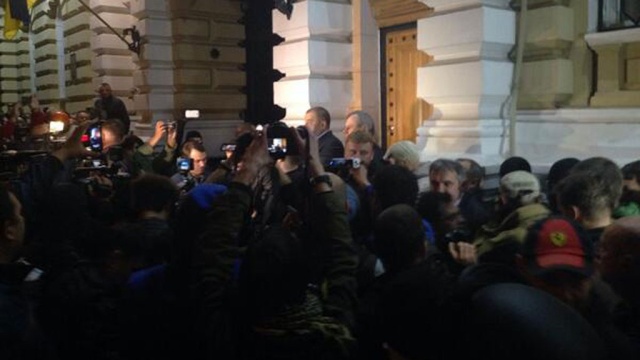 В центре Одессы собрались сотни агрессивных радикалов с битами и трубами