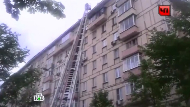 В центре Москвы из-за пожара на чердаке эвакуировали жильцов многоэтажки