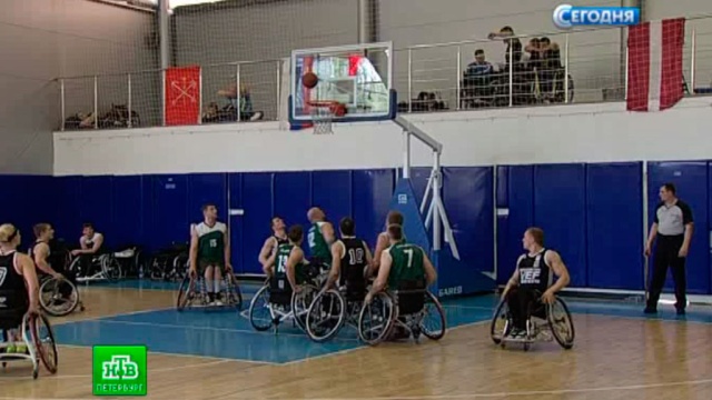 Баскетболисты на колясках проверили силы на петербургском паркете
