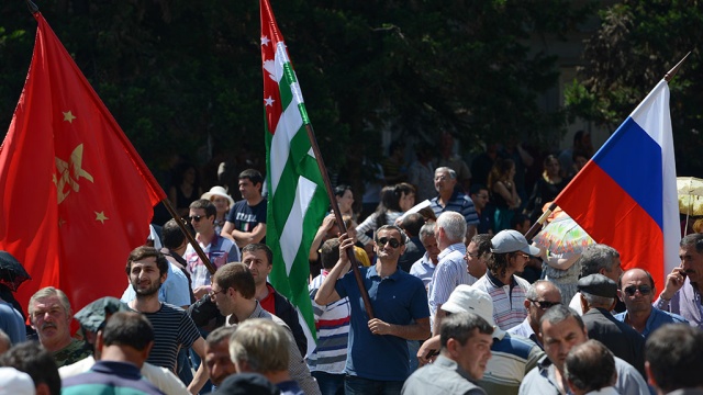 Абхазская оппозиция призвала Анкваба не цепляться за власть
