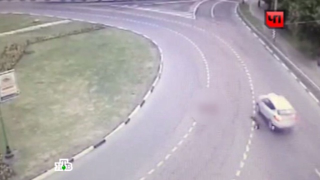 На западе Москвы автомобиль разорвал пенсионерку на части: видео