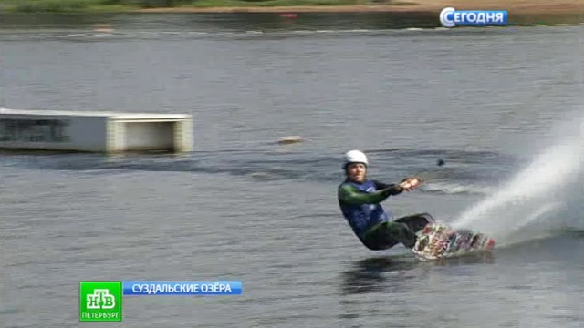 Мастера воднолыжной акробатики открыли сезон в Петербурге