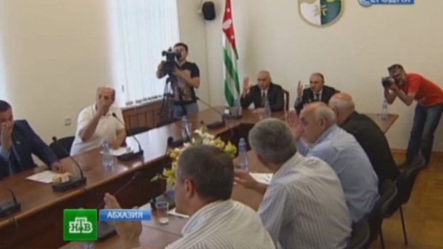 Глава администрации президента и секретарь Совбеза Абхазии подали в отставку