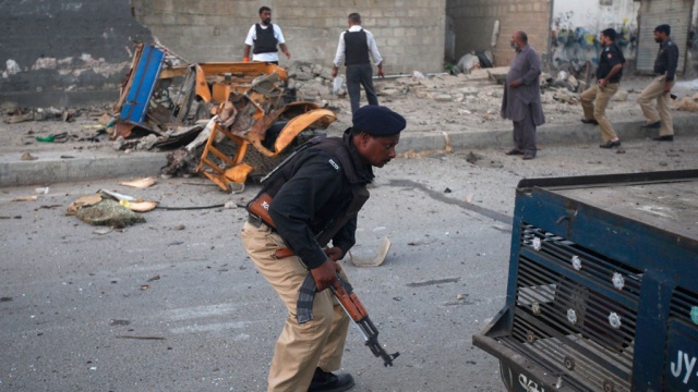 Боевики с гранатами атаковали аэропорт в пакистанском Карачи