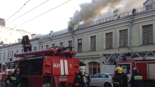 В центре Москвы вспыхнул двухэтажный дом