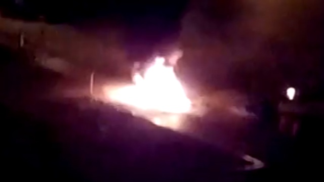 После взрыва микроавтобус Пушилина превратился в факел: видео