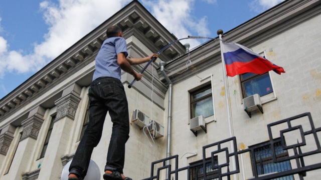 МИД крайне возмущен провокациями и погромами у посольства РФ в Киеве