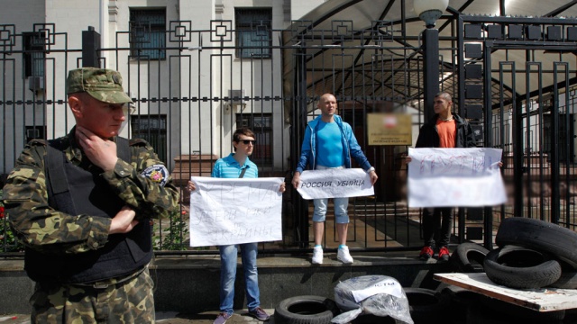 Протестующие у посольства РФ в Киеве озвучили свои требования