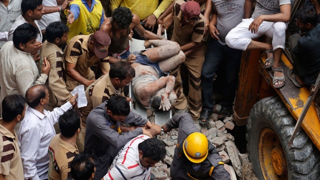 В Индии обрушились два здания: около 15 человек погибли
