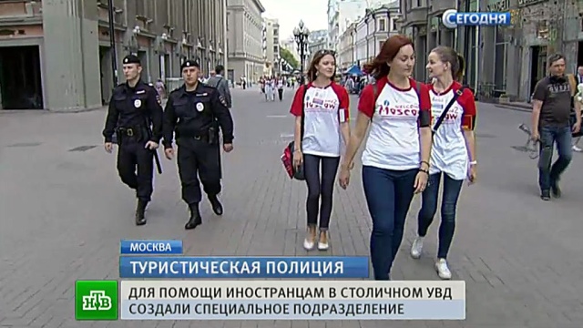 В Москве на улицы вышли спецполицейские, которых сопровождают девушки