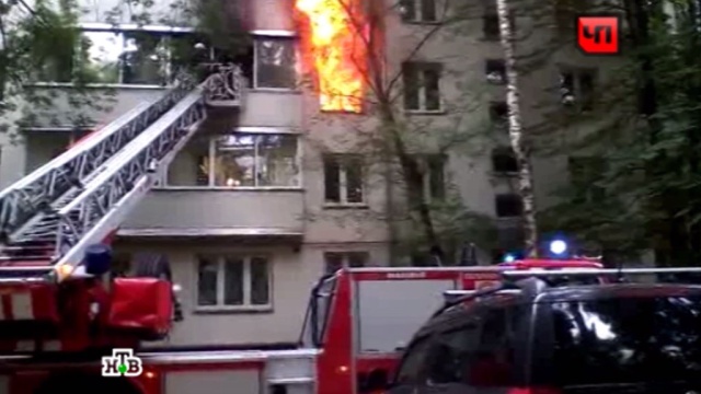 В Москве пожарные спасли с балкона горящей квартиры пожилого мужчину
