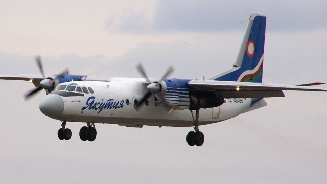 Самолет аварийно сел в Якутии из-за проблем в двигателе