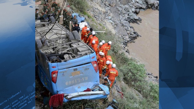 Автобус с туристами рухнул в пропасть в Тибете