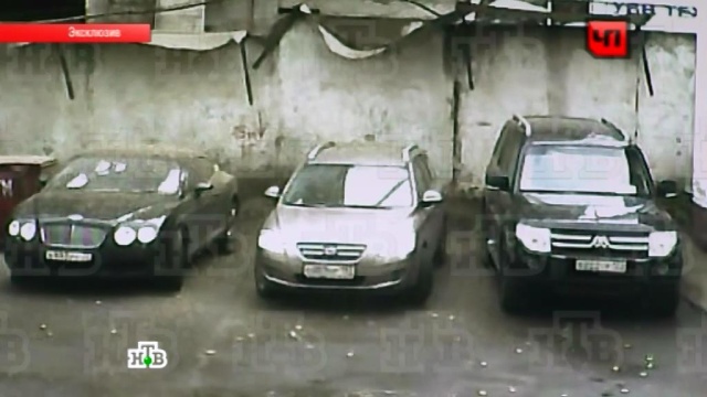 В Москве Bentley завалило тоннами цемента: видео