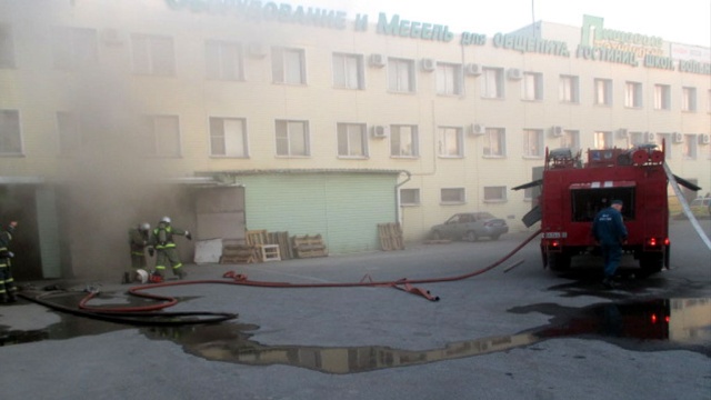 Пожарные пытаются потушить горящий склад в Краснодаре