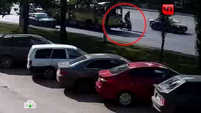 В Уфе мотоциклист не смог поломать троллейбус и попал под колеса: видео