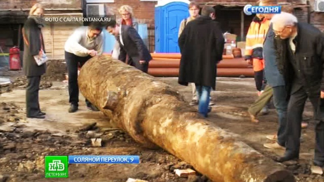 Петербургские рабочие наткнулись на закопанную в Соляном переулке пушку