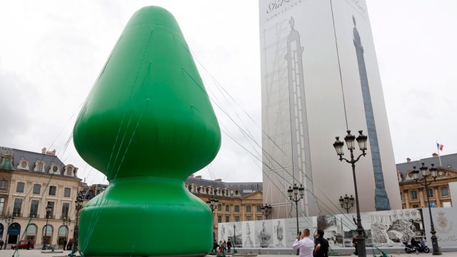 Из центра Парижа убрали скандальную секс-игрушку