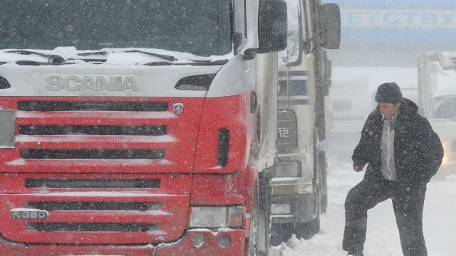 В Хабаровском крае застрявших в снежной пробке пришлось спасать на танке