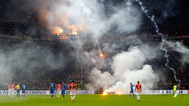Бесчинствующие фанаты прервали матч между Хорватией и Италией