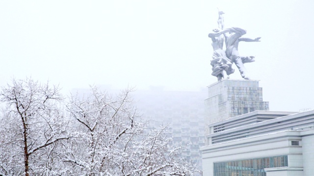 Снегопад в Москве осложнил ситуацию на дорогах