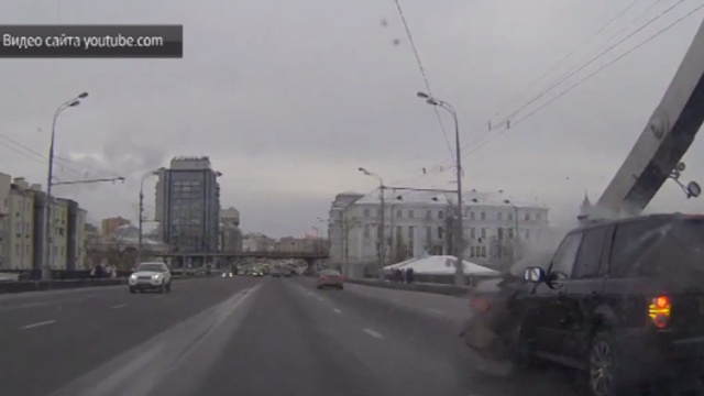 Авария на Крымском мосту с молодым лихачом попала на видео