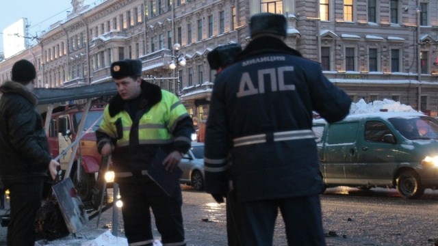 В Петербурге ВАЗ сбил на тротуаре пару с годовалым ребенком
